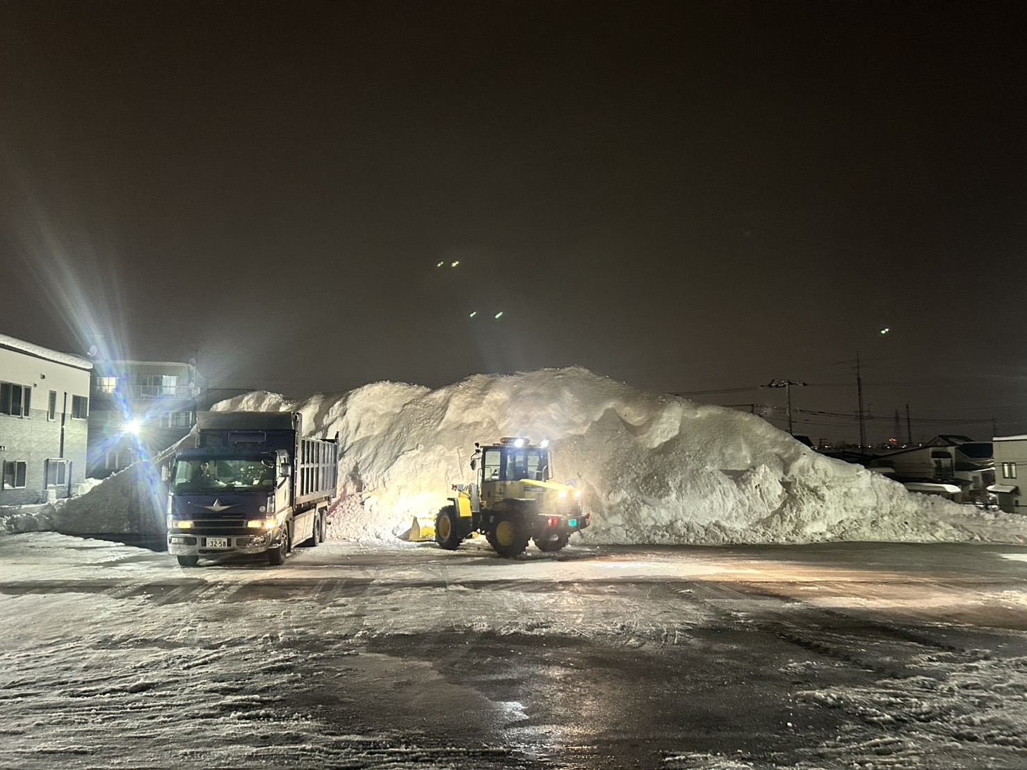 除排雪 雪山とダンプ